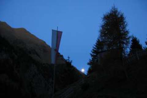 L'alba della luna davanti alla Bockerhütte