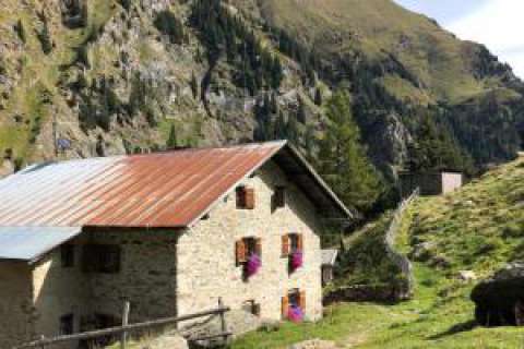 Il rifugio Bocker nella valle di Sopranes