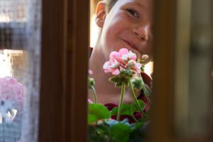 Junge am Fenster