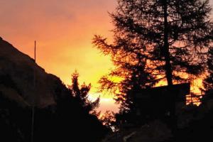 L'alba davanti al rifugio Bocker