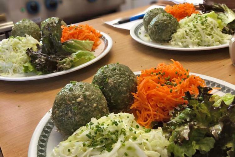 Spinatknödel mit Salat