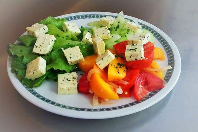 Piatto di insalata con formaggio alpino