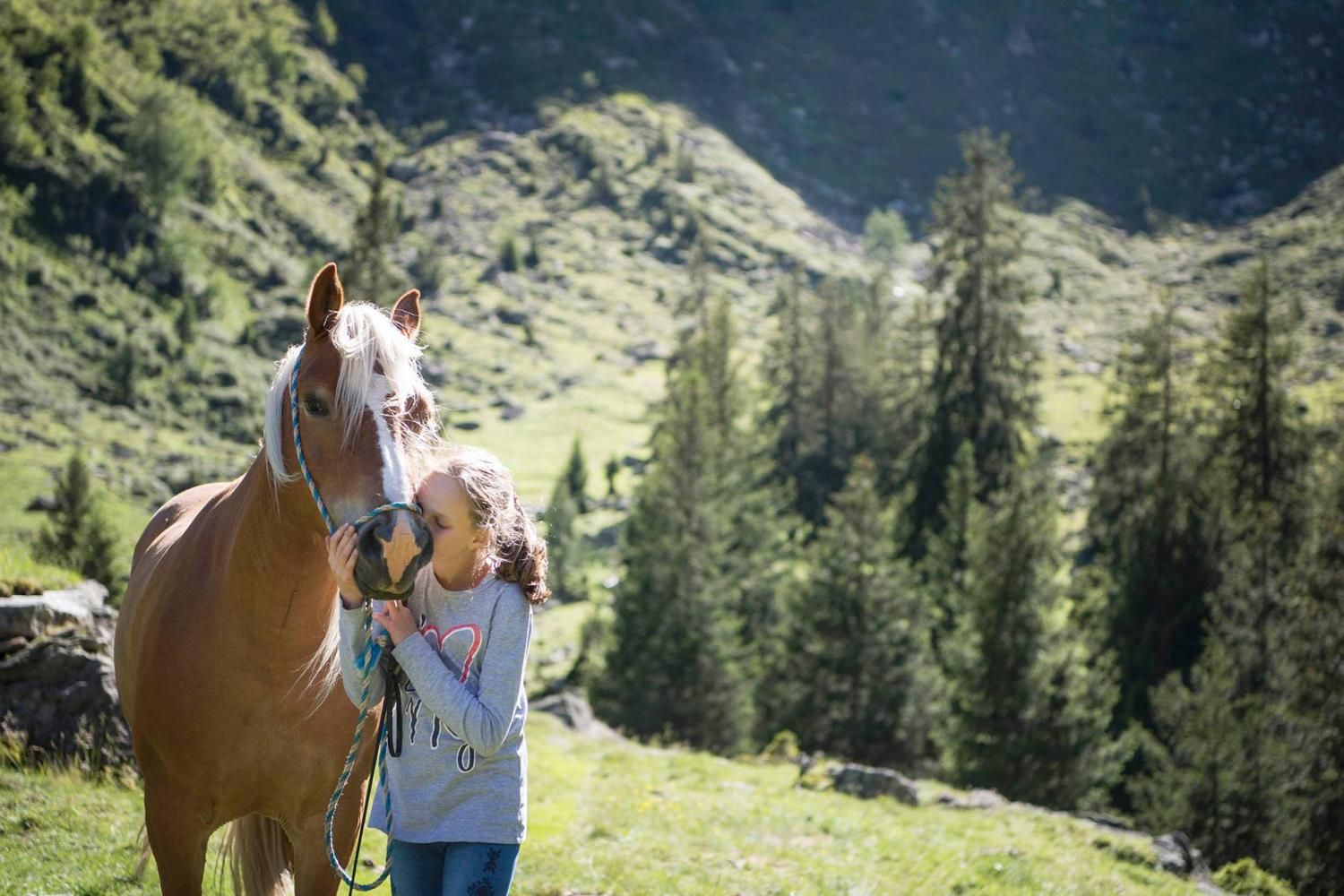 Ragazza con cavallo nella valle di Sopranes