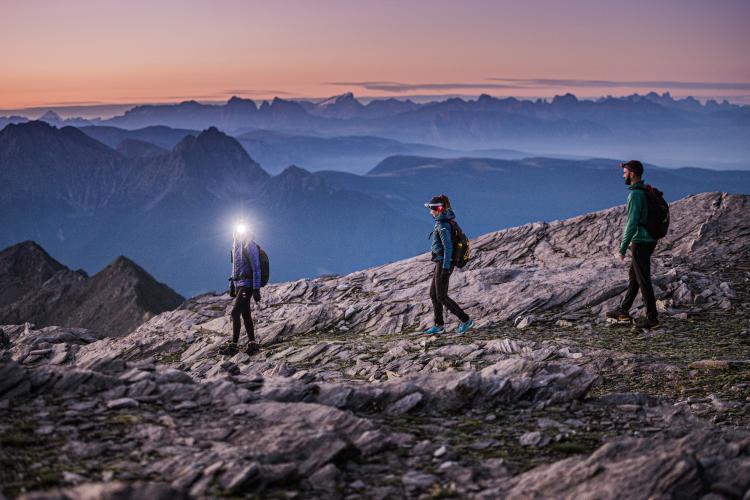 Escursione in montagna all'alba